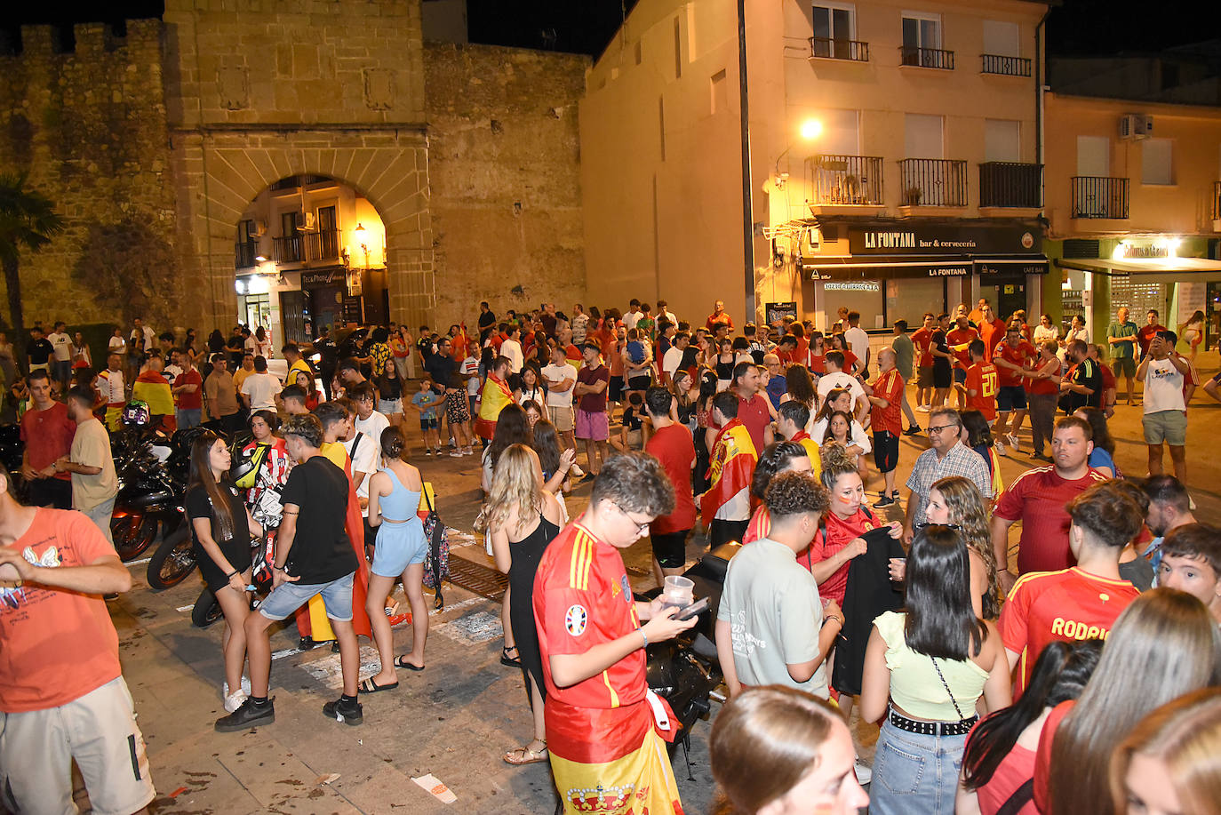 Euforia en Plasencia por la victoria de La Roja