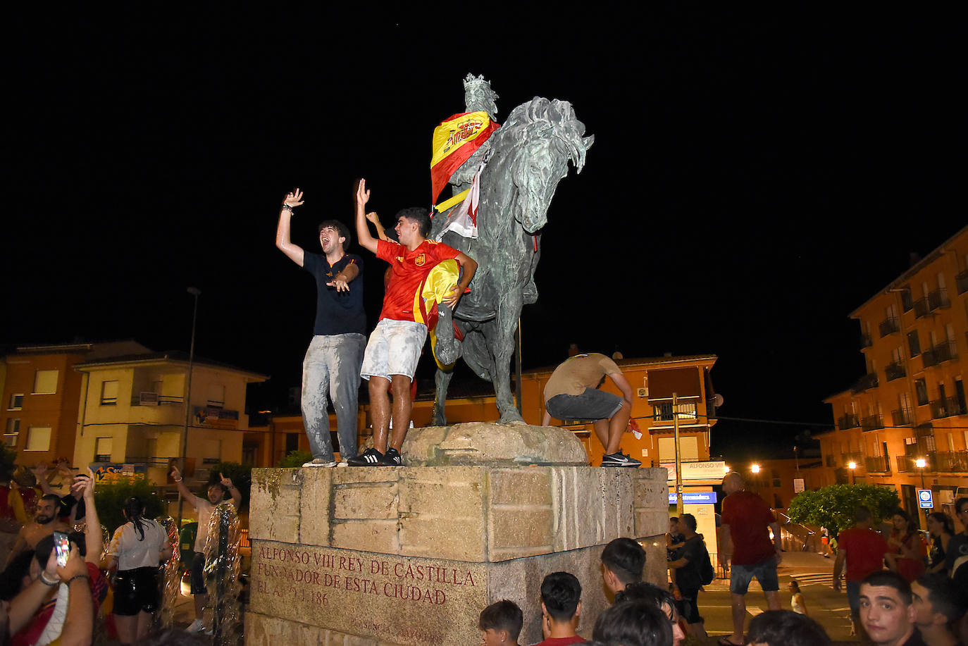 Euforia en Plasencia por la victoria de La Roja