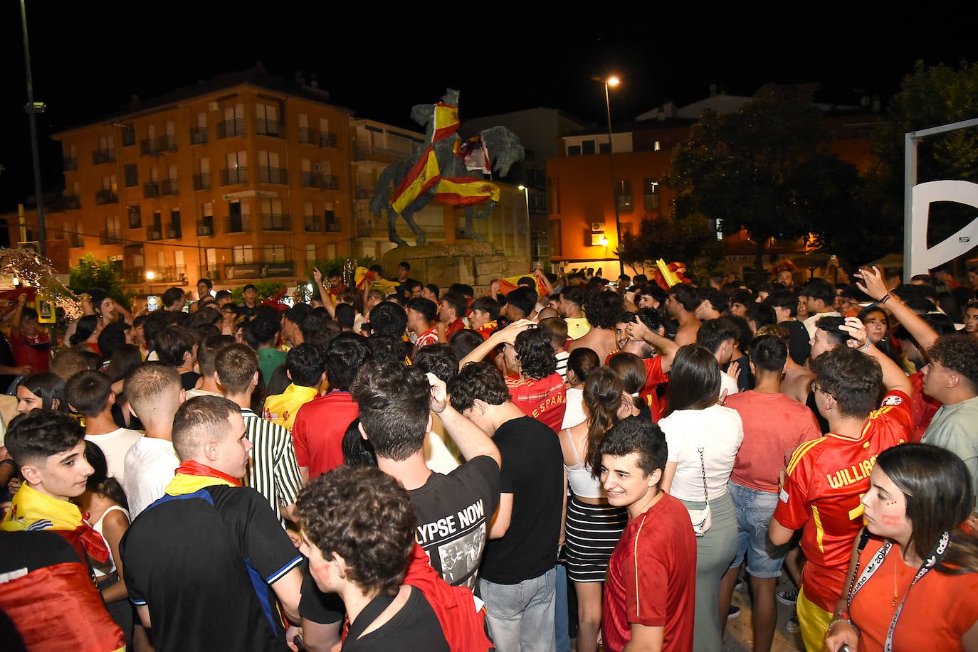 Euforia en Plasencia por la victoria de La Roja