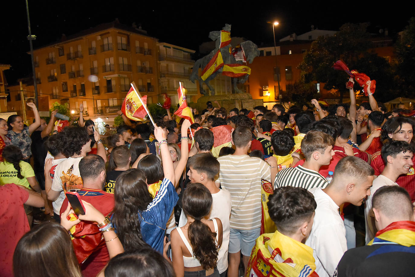 Euforia en Plasencia por la victoria de La Roja