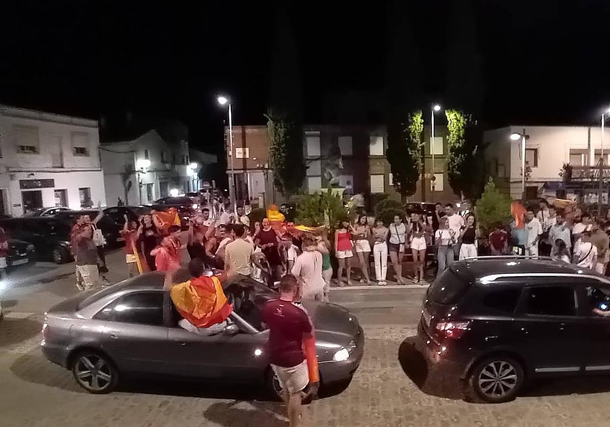 Banderas de España y muy alegría celebrando el triunfo de la selección en la Eurocopa.