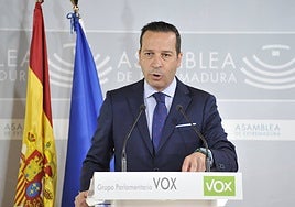 El portavoz parlamentario de Vox, Óscar Fernández, tras la reunión de la Junta de Portavoces.