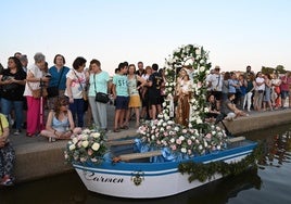 La Virgen del Carmen embarcó para continuar su procesión por el Guadiana.