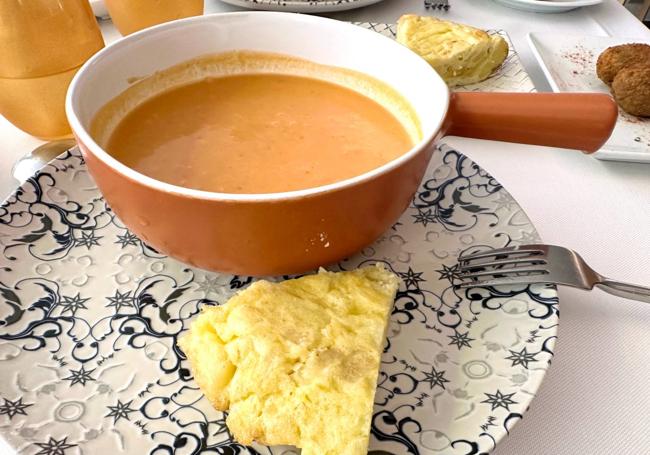 Gazpacho con tortilla.