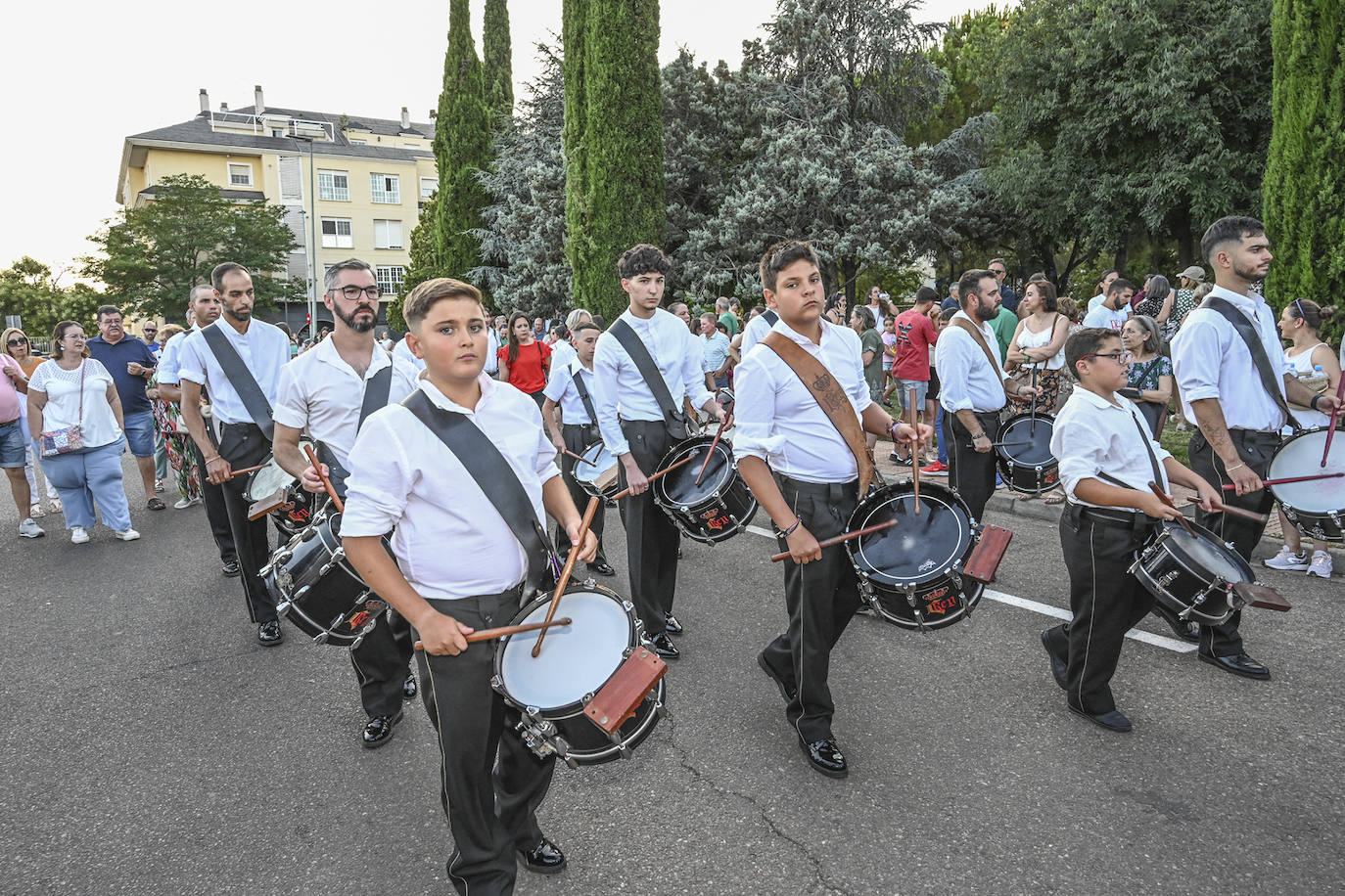 La Virgen del Carmen navegó ayer por el Guadiana y además estrenó procesión. Salió de su nueva sede en la parroquia San Juan de Dios, en la urbanización Jardines del Guadiana.