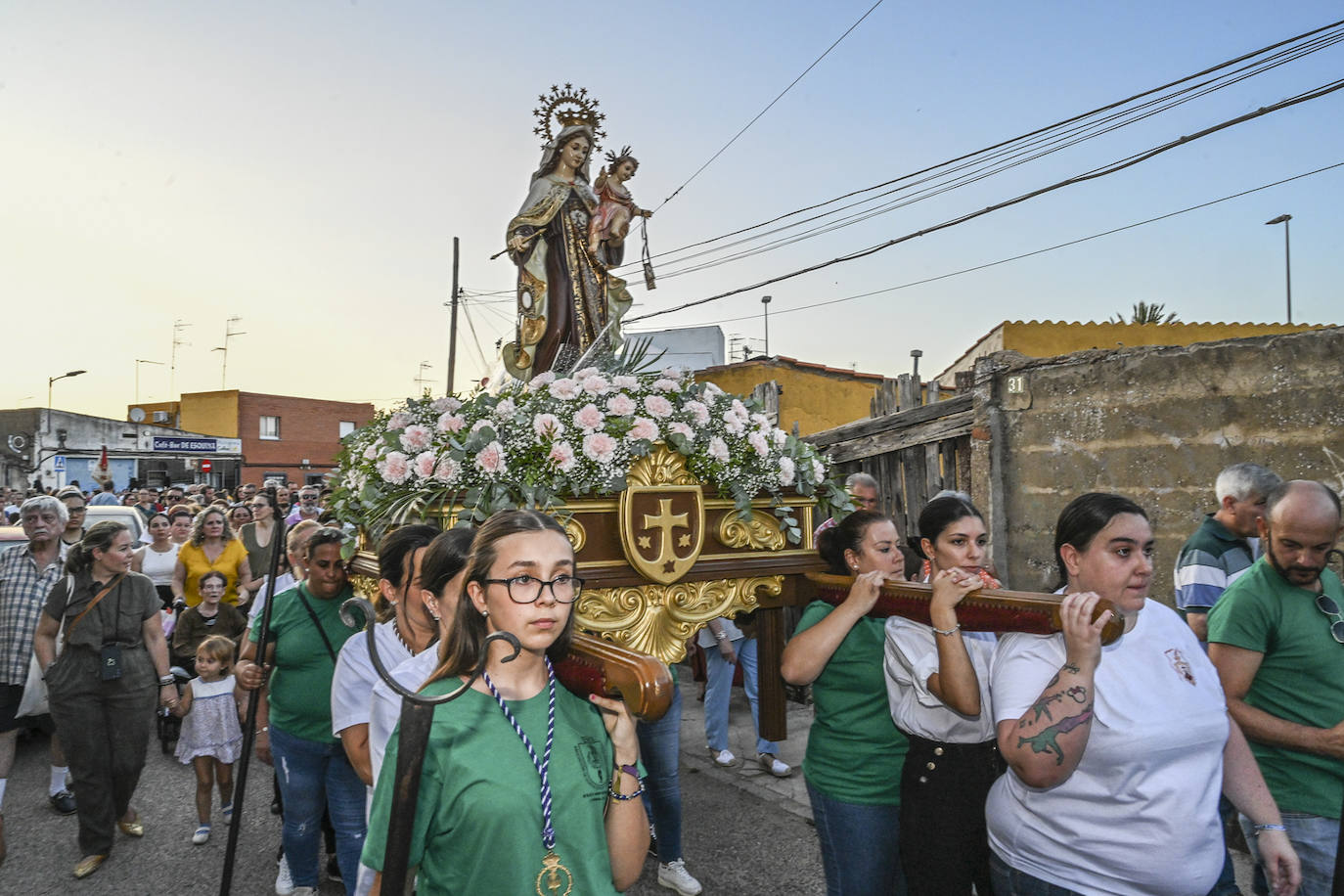 La Virgen del Carmen navegó ayer por el Guadiana y además estrenó procesión. Salió de su nueva sede en la parroquia San Juan de Dios, en la urbanización Jardines del Guadiana.