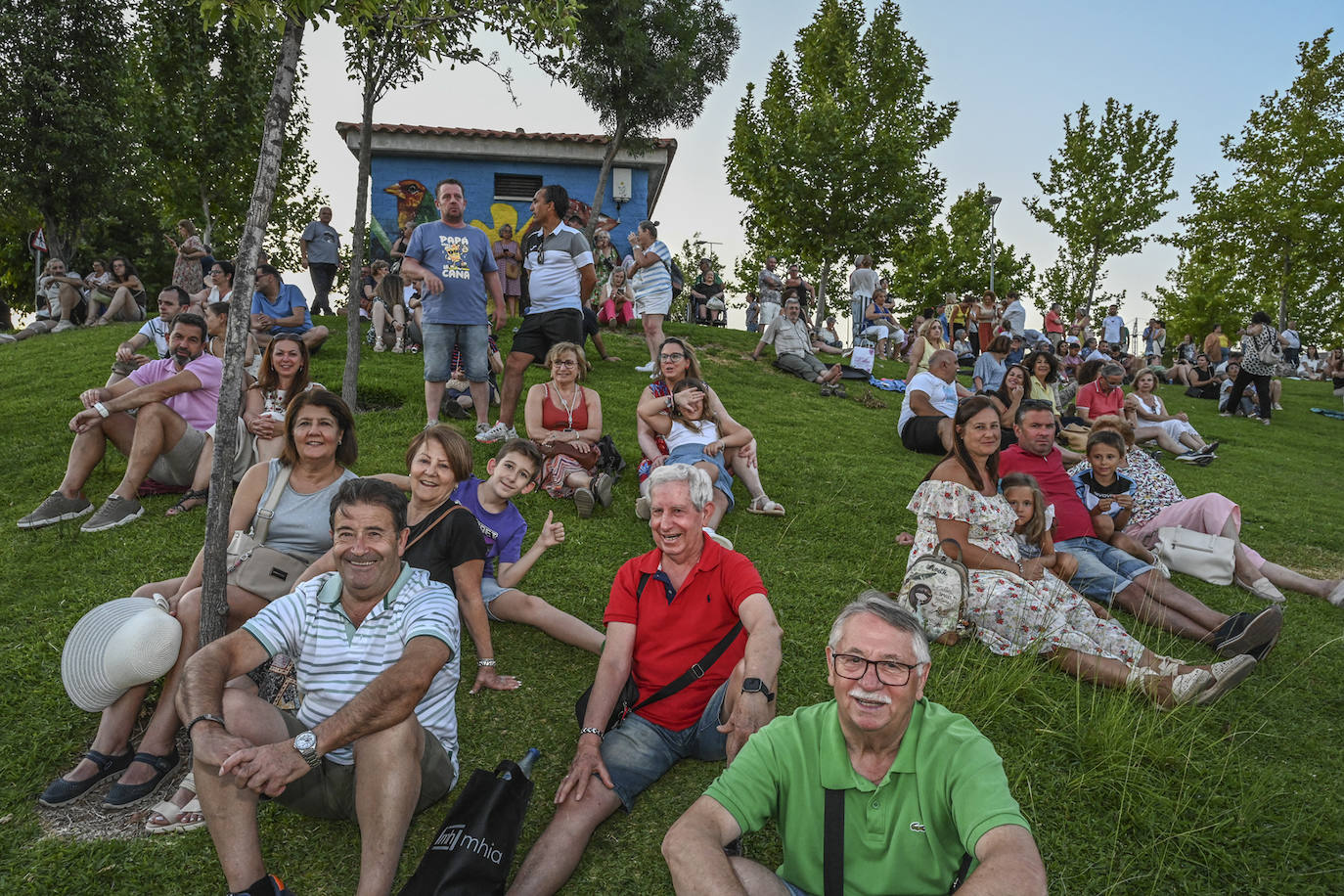 La Virgen del Carmen navegó ayer por el Guadiana y además estrenó procesión. Salió de su nueva sede en la parroquia San Juan de Dios, en la urbanización Jardines del Guadiana.