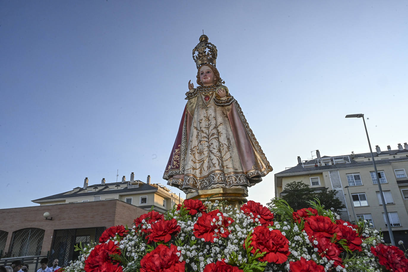 La Virgen del Carmen navegó ayer por el Guadiana y además estrenó procesión. Salió de su nueva sede en la parroquia San Juan de Dios, en la urbanización Jardines del Guadiana.