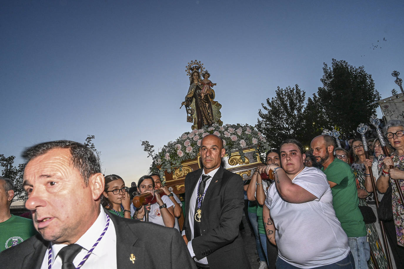 La Virgen del Carmen navegó ayer por el Guadiana y además estrenó procesión. Salió de su nueva sede en la parroquia San Juan de Dios, en la urbanización Jardines del Guadiana.