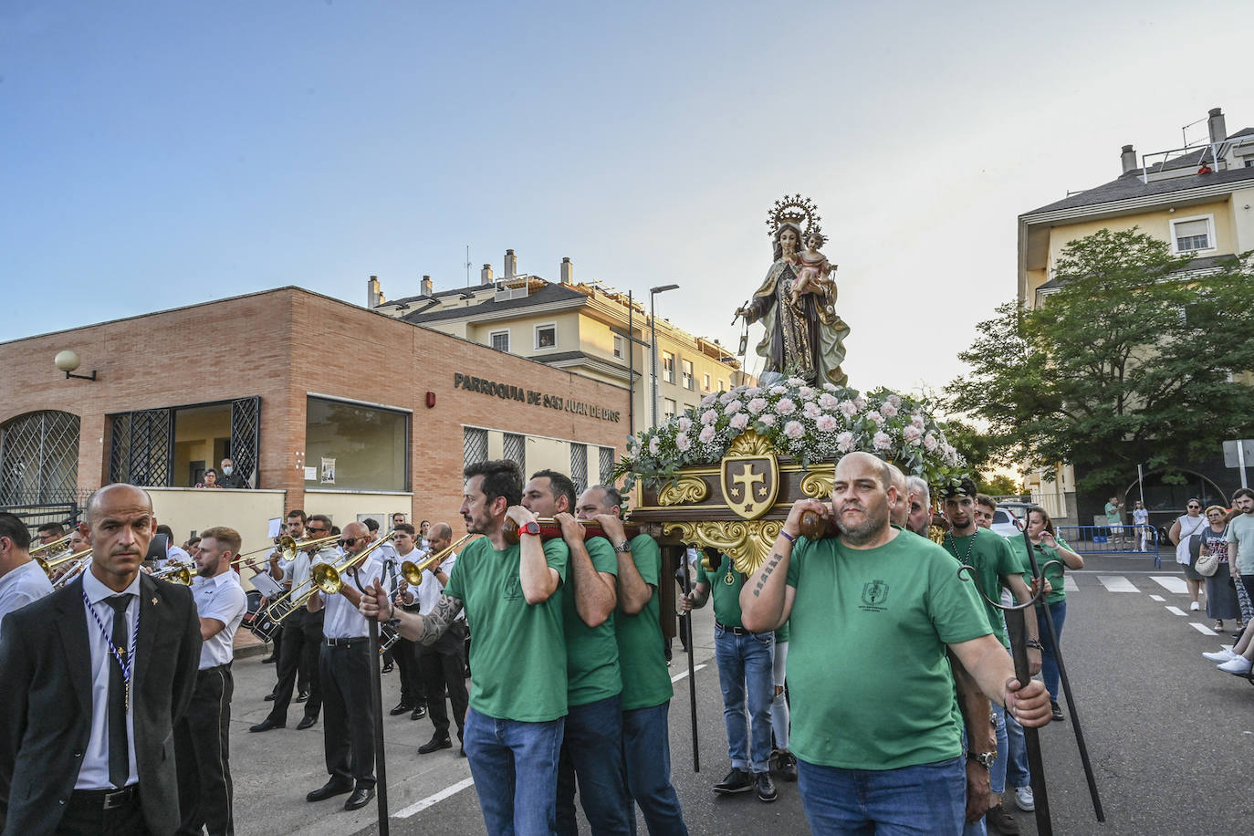 La Virgen del Carmen navegó ayer por el Guadiana y además estrenó procesión. Salió de su nueva sede en la parroquia San Juan de Dios, en la urbanización Jardines del Guadiana.