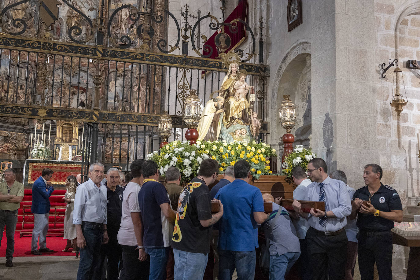 La imagen de la Virgen del Carmen volvió a recorrer ayer, martes, las calles del centro de la capital cacereña después de varios años de interrupción