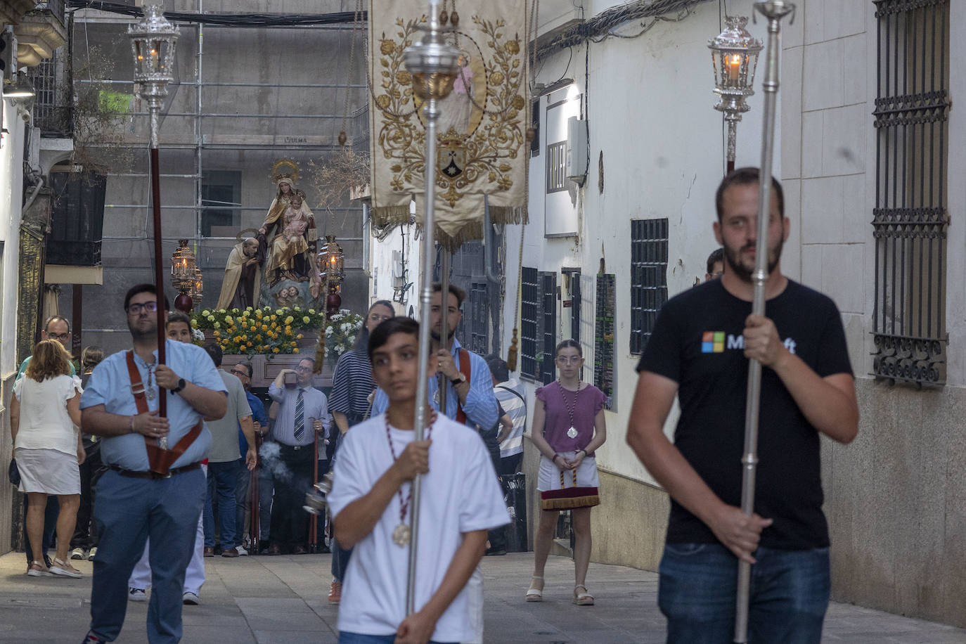 La imagen de la Virgen del Carmen volvió a recorrer ayer, martes, las calles del centro de la capital cacereña después de varios años de interrupción