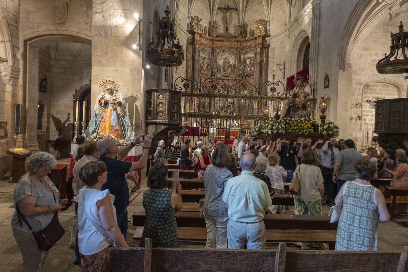 La imagen de la Virgen del Carmen volvió a recorrer ayer, martes, las calles del centro de la capital cacereña después de varios años de interrupción