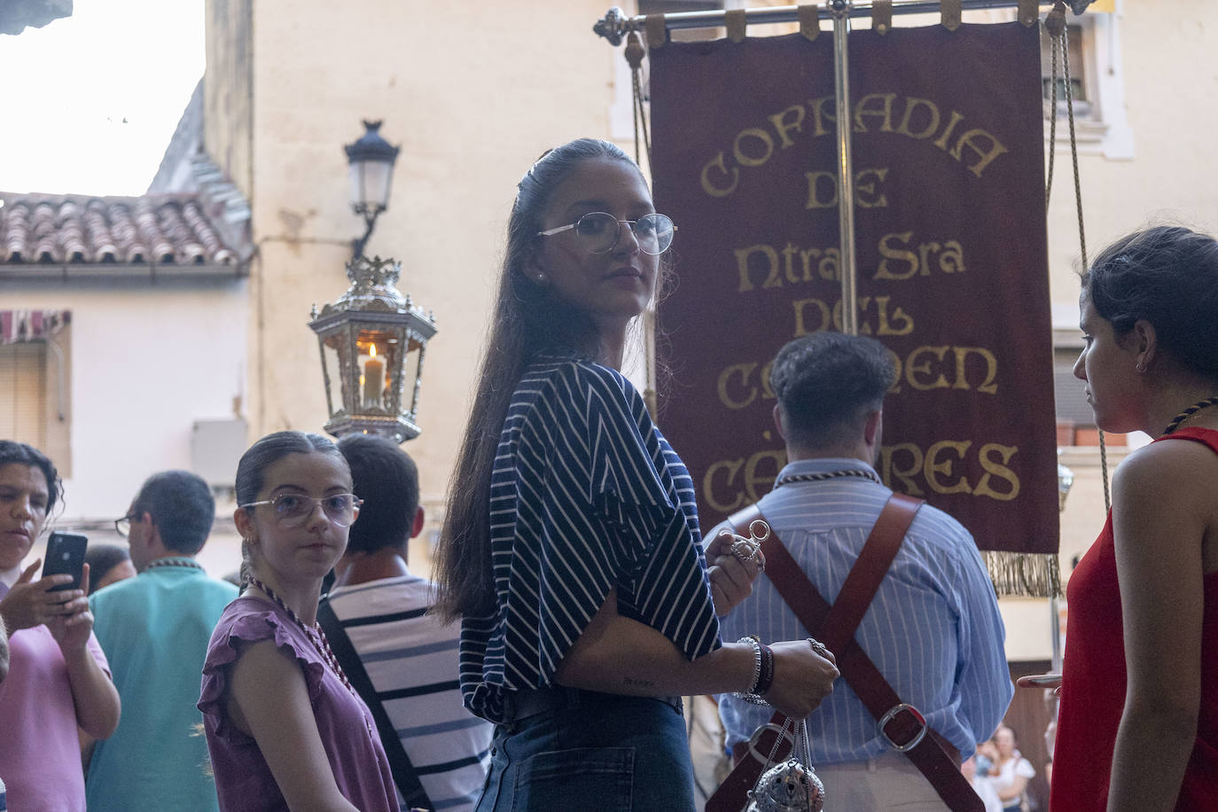 La imagen de la Virgen del Carmen volvió a recorrer ayer, martes, las calles del centro de la capital cacereña después de varios años de interrupción