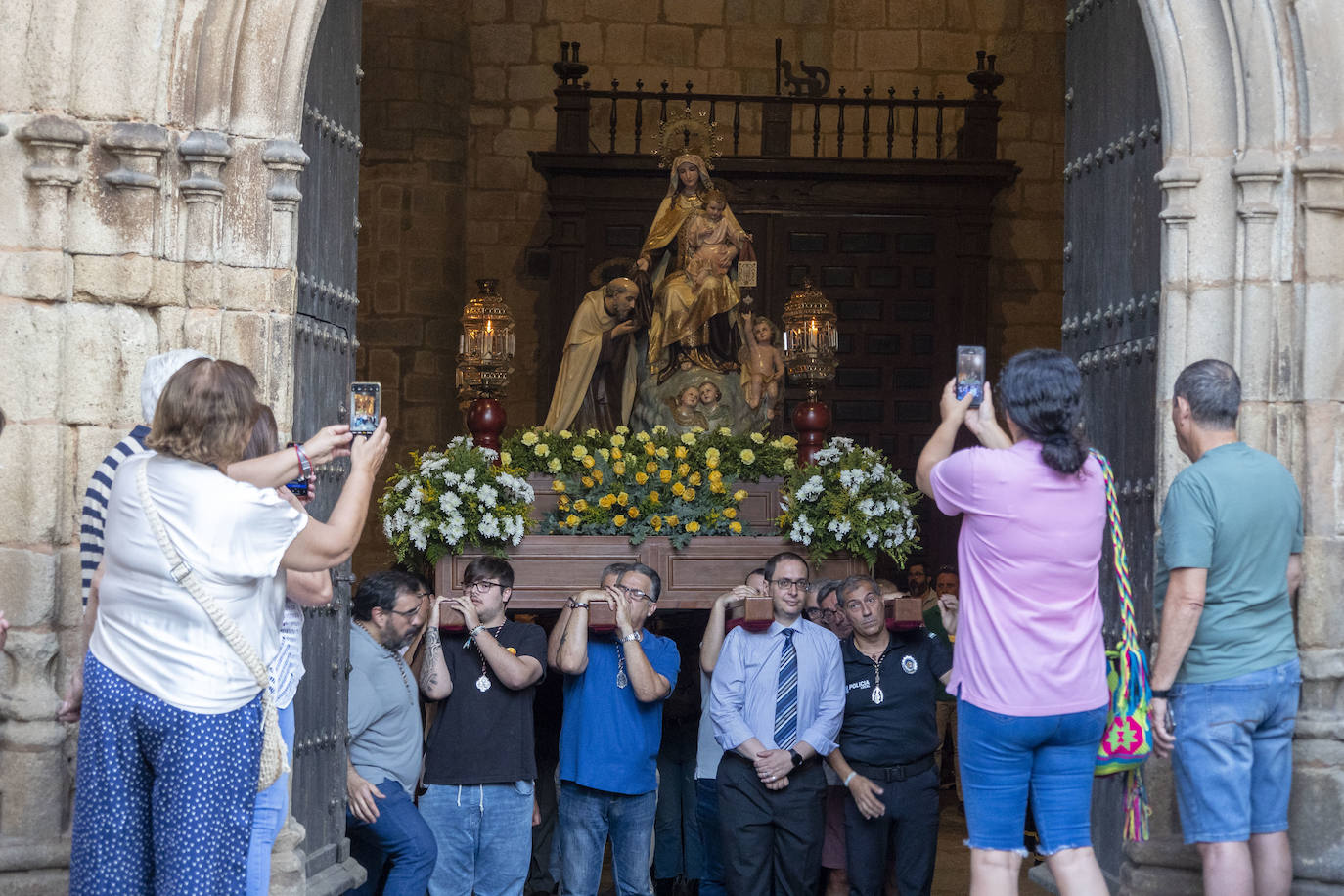 La imagen de la Virgen del Carmen volvió a recorrer ayer, martes, las calles del centro de la capital cacereña después de varios años de interrupción