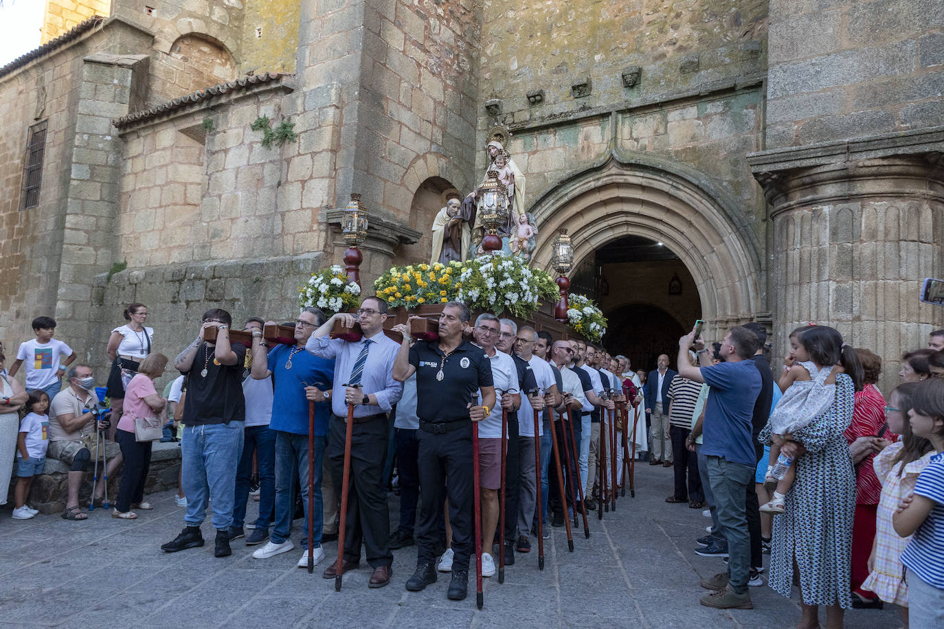 La imagen de la Virgen del Carmen volvió a recorrer ayer, martes, las calles del centro de la capital cacereña después de varios años de interrupción