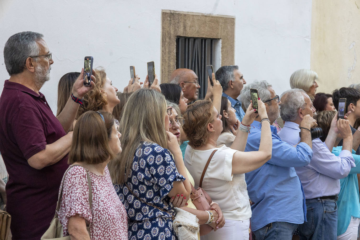 La imagen de la Virgen del Carmen volvió a recorrer ayer, martes, las calles del centro de la capital cacereña después de varios años de interrupción