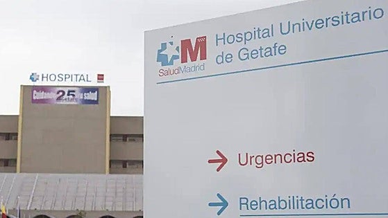 El herido en el incendio de su coche en Entrín Bajo continúa en el Hospital de Getafe