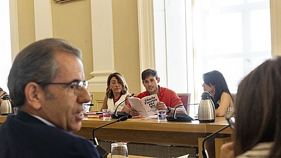 El PP deja solo a Vox y defiende que Gloria Fuertes siga dando nombre a un parque de Cáceres