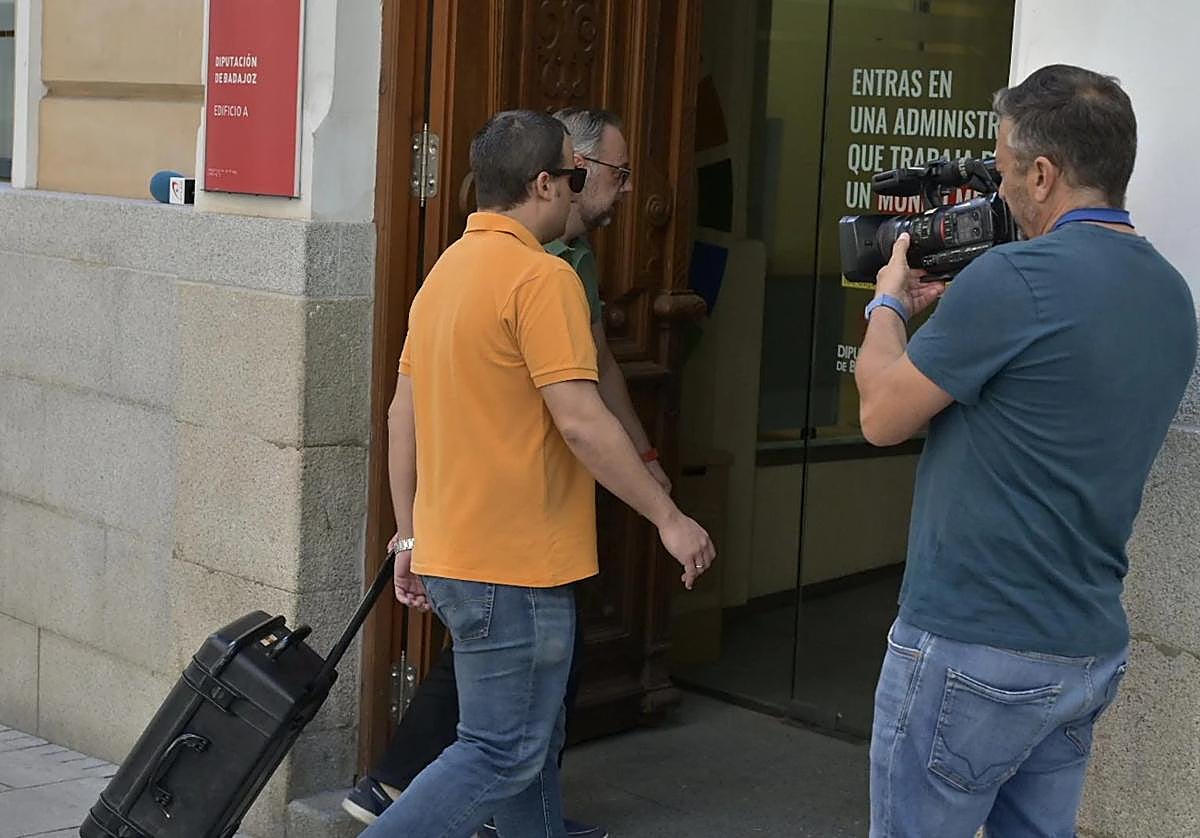 Agentes de la UCO durante el registro de la Diputación de Badajoz el pasado miércoles, 10 de julio.