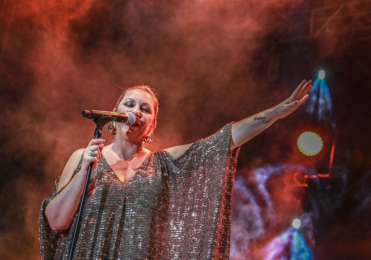 Niña Pastori durante el concierto en la Alcazaba de Badajoz.