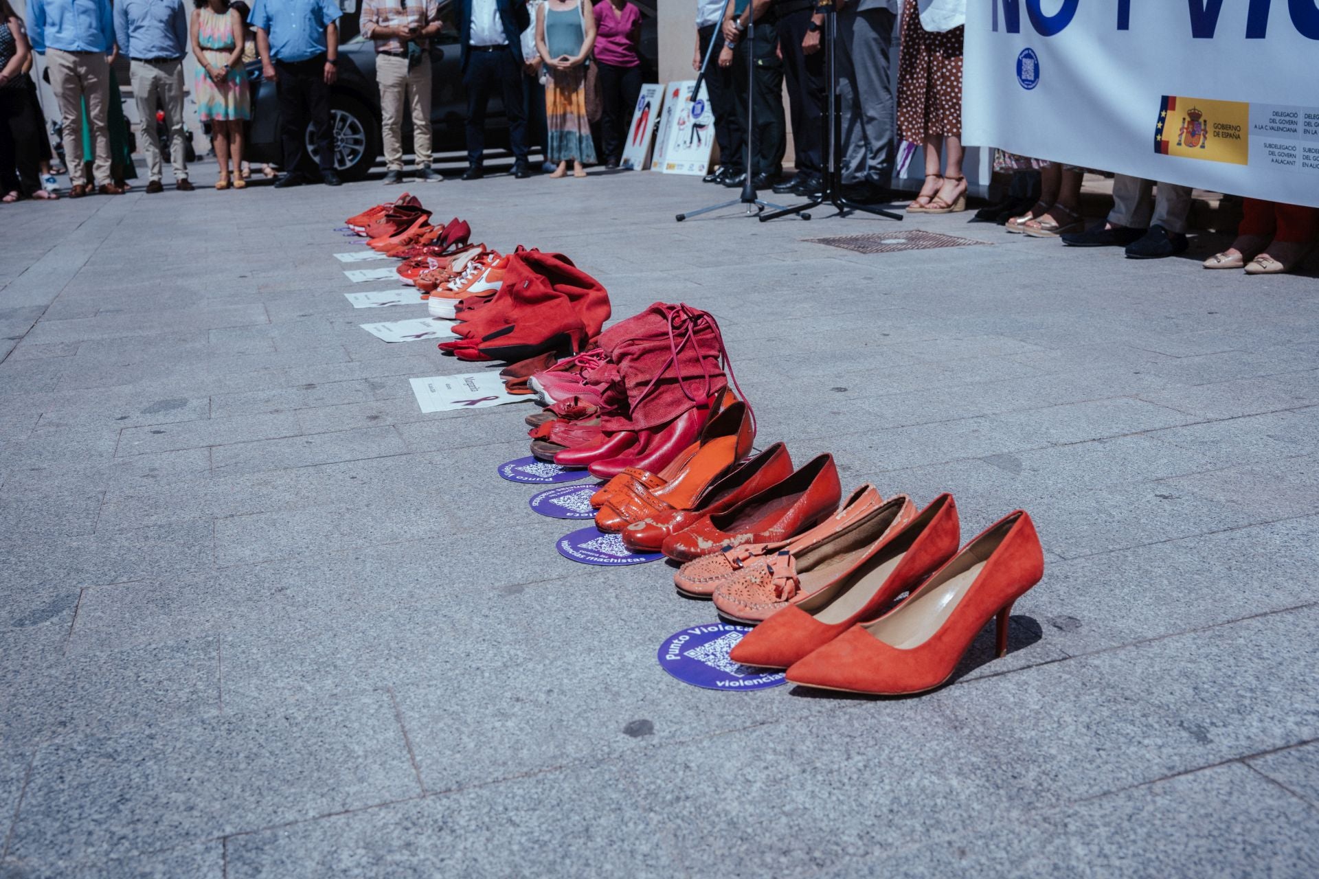 Zapatos rojos en el minuto de silencio por el asesinato machista de una mujer en Alicante.