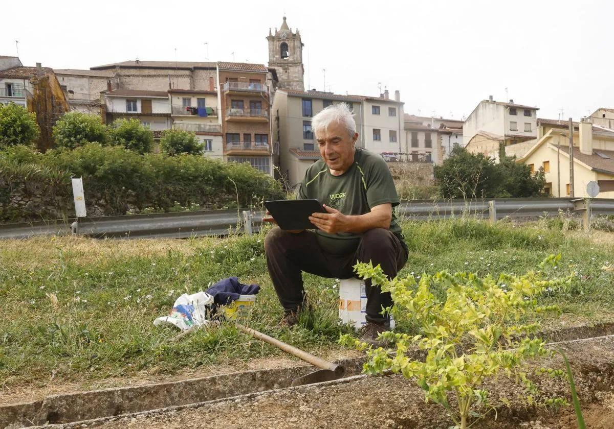 Un vecino por 5G en su tablet.