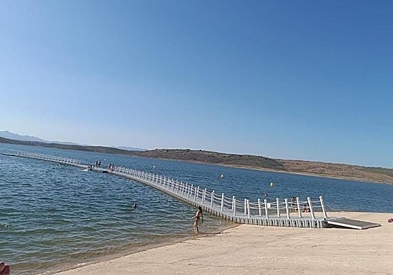 Pasarela acuática en la playa de Peloche.