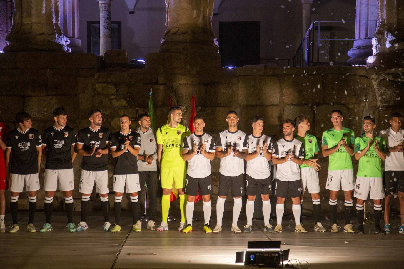 Los jugadores aplauden durante la presentación de la equipación.