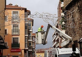 Un operario coloca la iluminación de Navidad el año pasado.