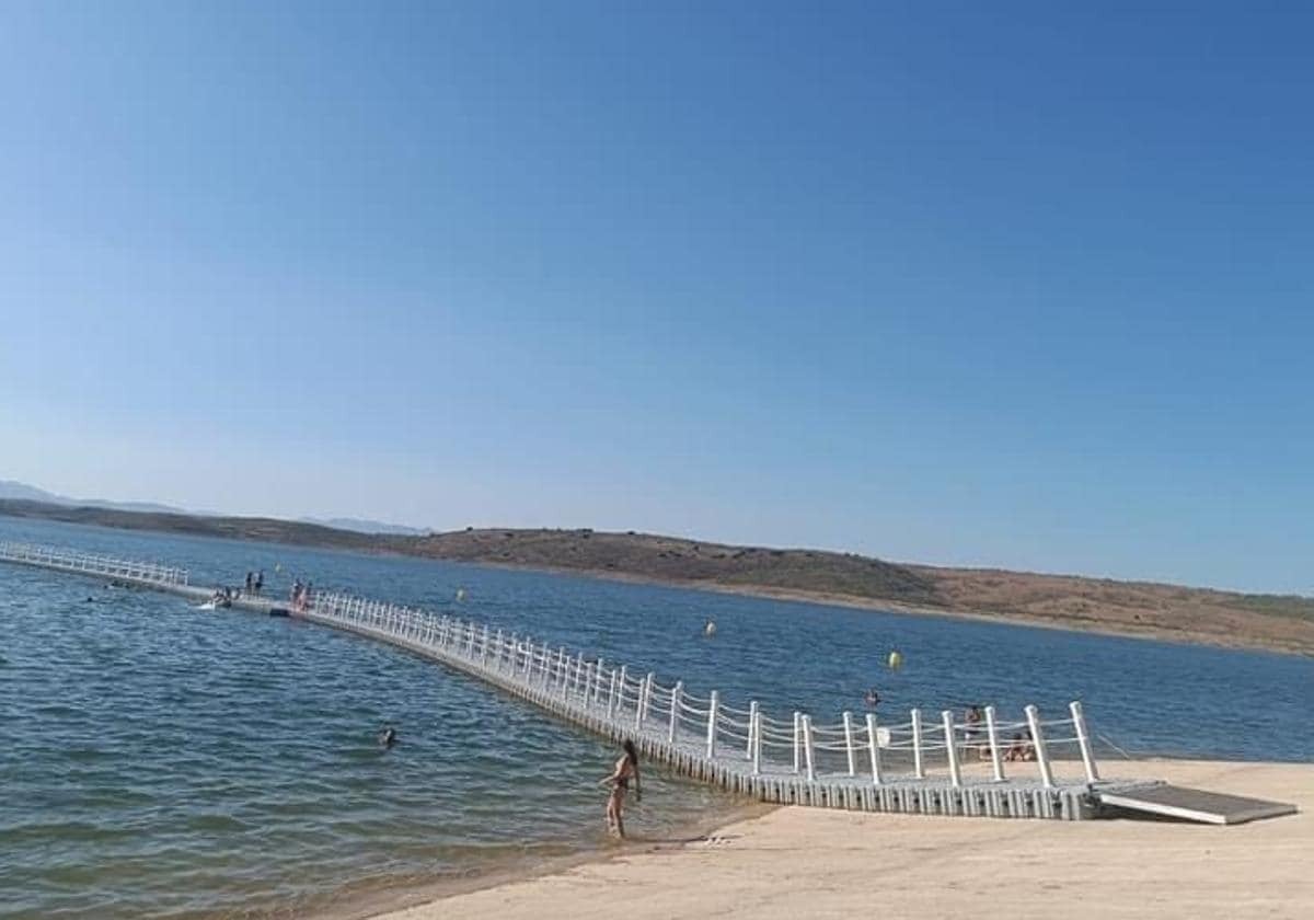 El menor que cayó de una plataforma acuática en Peloche permanece en la UCI