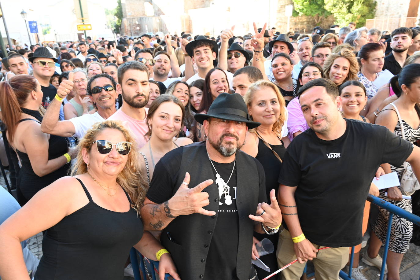 El ambiente previo al concierto de El Barrio en la Alcazaba de Badajoz, en imágenes