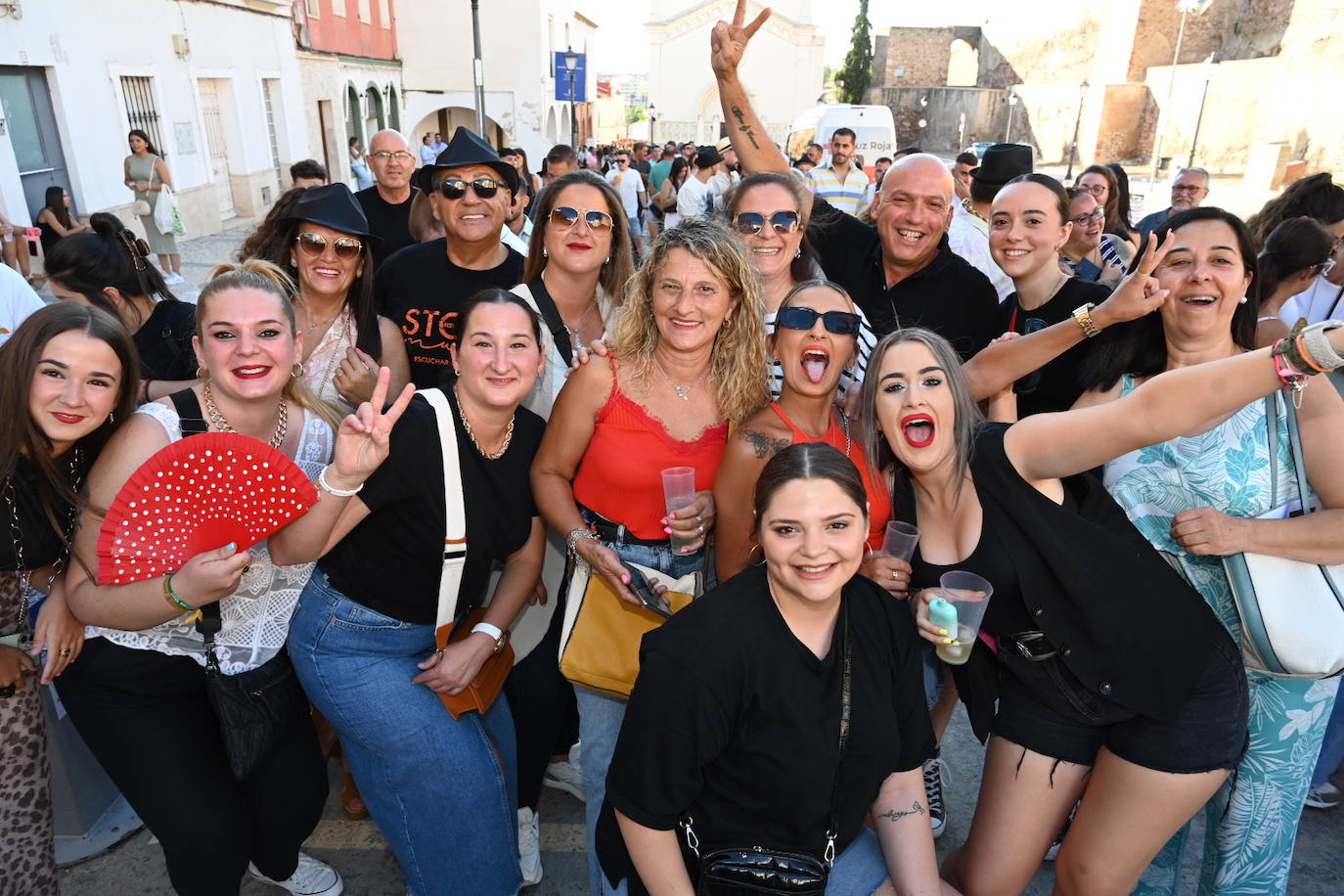 El ambiente previo al concierto de El Barrio en la Alcazaba de Badajoz, en imágenes