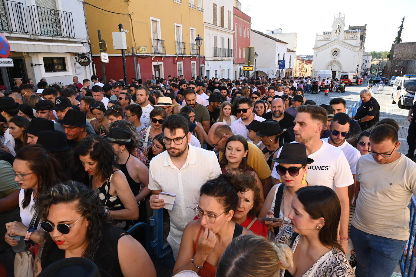 El ambiente previo al concierto de El Barrio en la Alcazaba de Badajoz, en imágenes