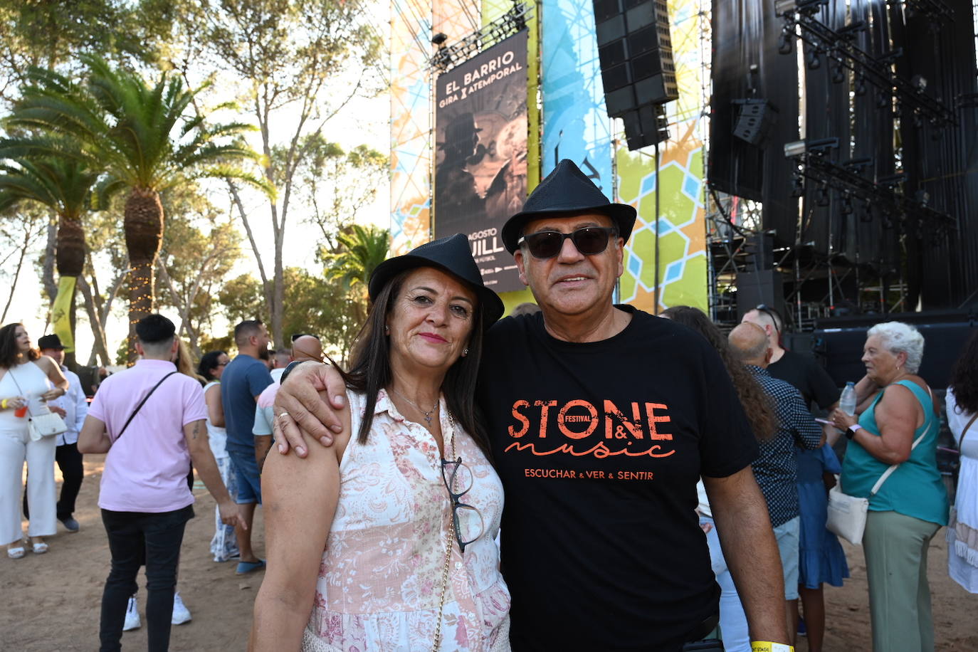 El ambiente previo al concierto de El Barrio en la Alcazaba de Badajoz, en imágenes