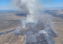 Imagen de las cortinas de humo en la planta fotovoltaica de Talaván.