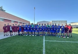 Foto de familia de jugadores y cuerpo técnico antes de la primera sesión de entrenamientos en la Ciudad Deportiva.