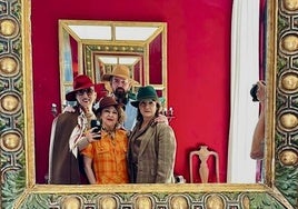 Las tres actrices principales del rodaje, Rossy de Palma, Carmen Machi y Blanca Portillo, junto al director de la película, Pedro Aguilera, durante una de las sesiones de trabajo.