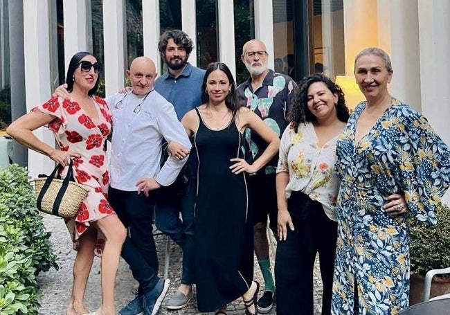 Parte del equipo de 'Día de caza' en el restaurante Atrio, junto a su chef, Toño Pérez.