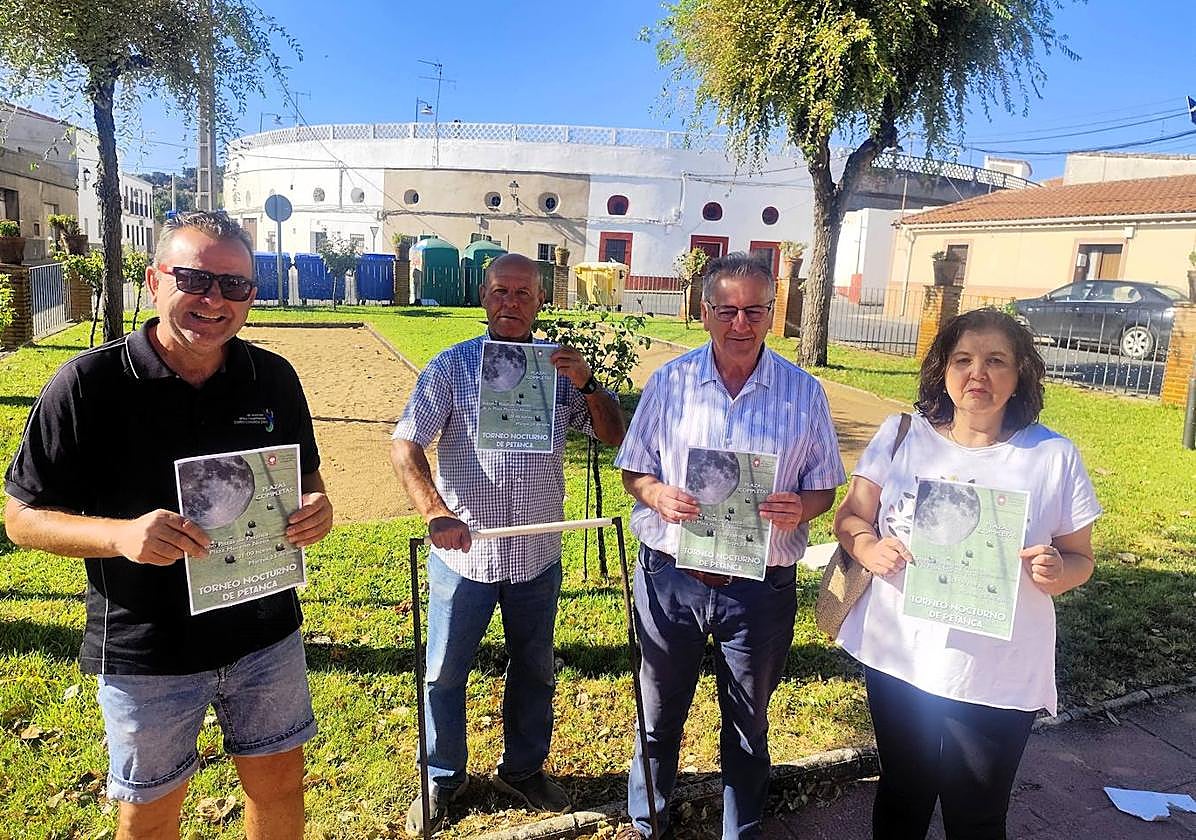 Participantes en la presentación del Torneo de petanca nocturno