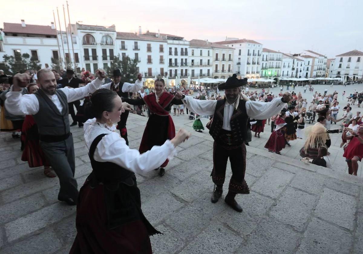 Baile del Redoble este jueves en la Plaza Mayor de Cáceres.