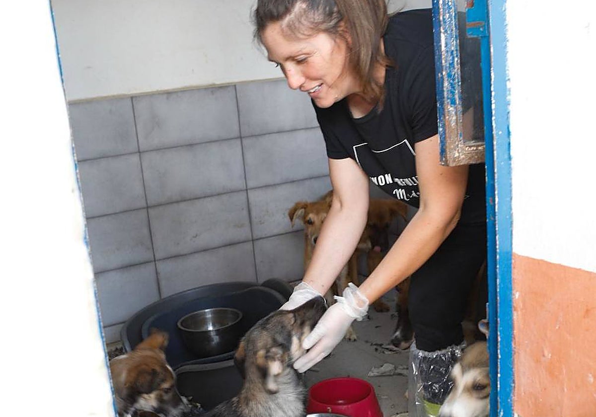 Laura Varaldi, gerente del refugio, con los cachorros abandonados en la ermita de Santa Lucía