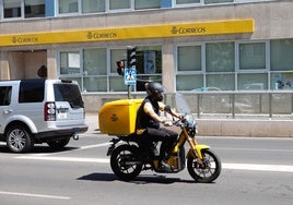 Trabajador de Correos a su paso por la oficina central.