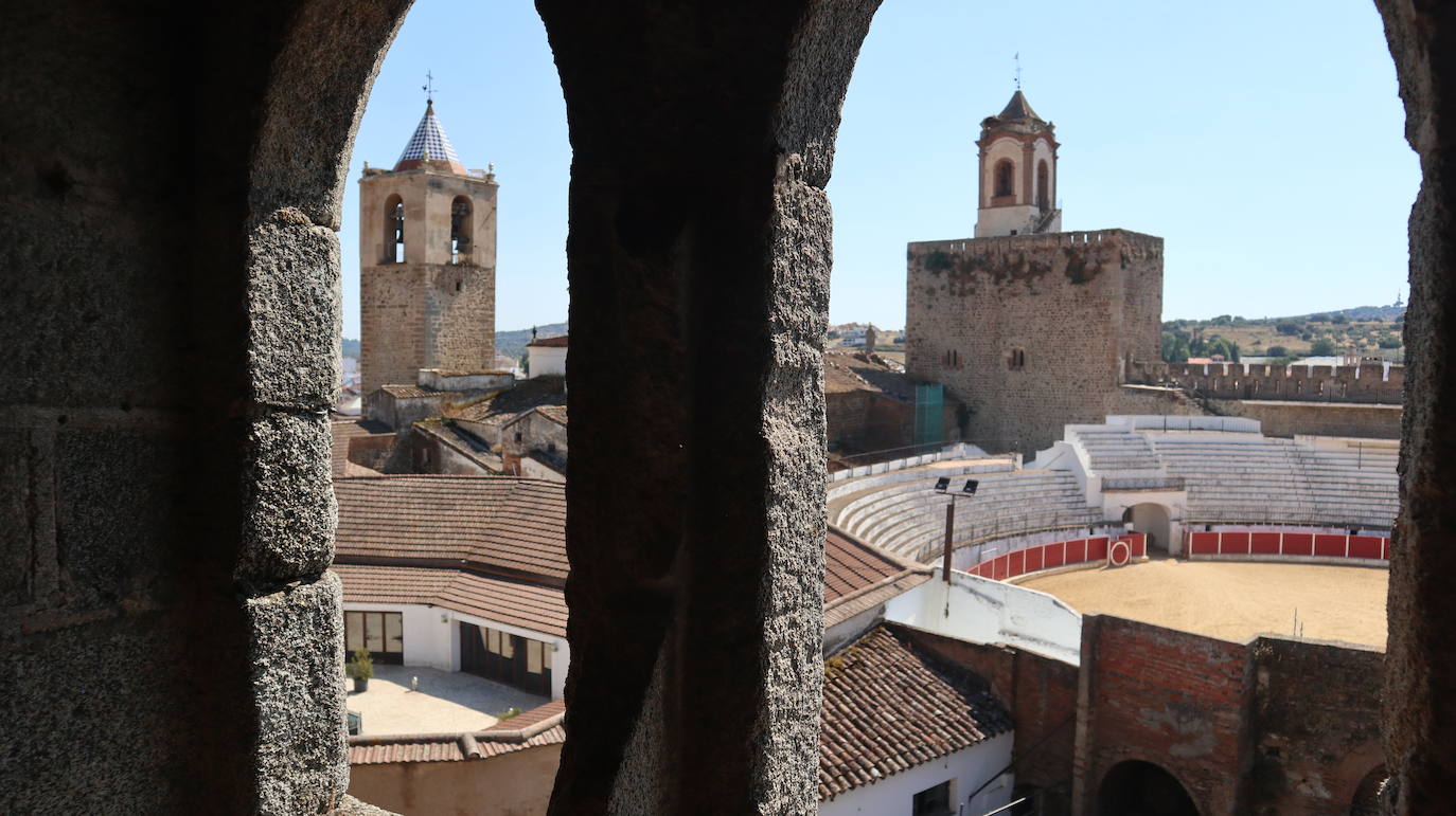 Vista de las torres a través de dos arcos
