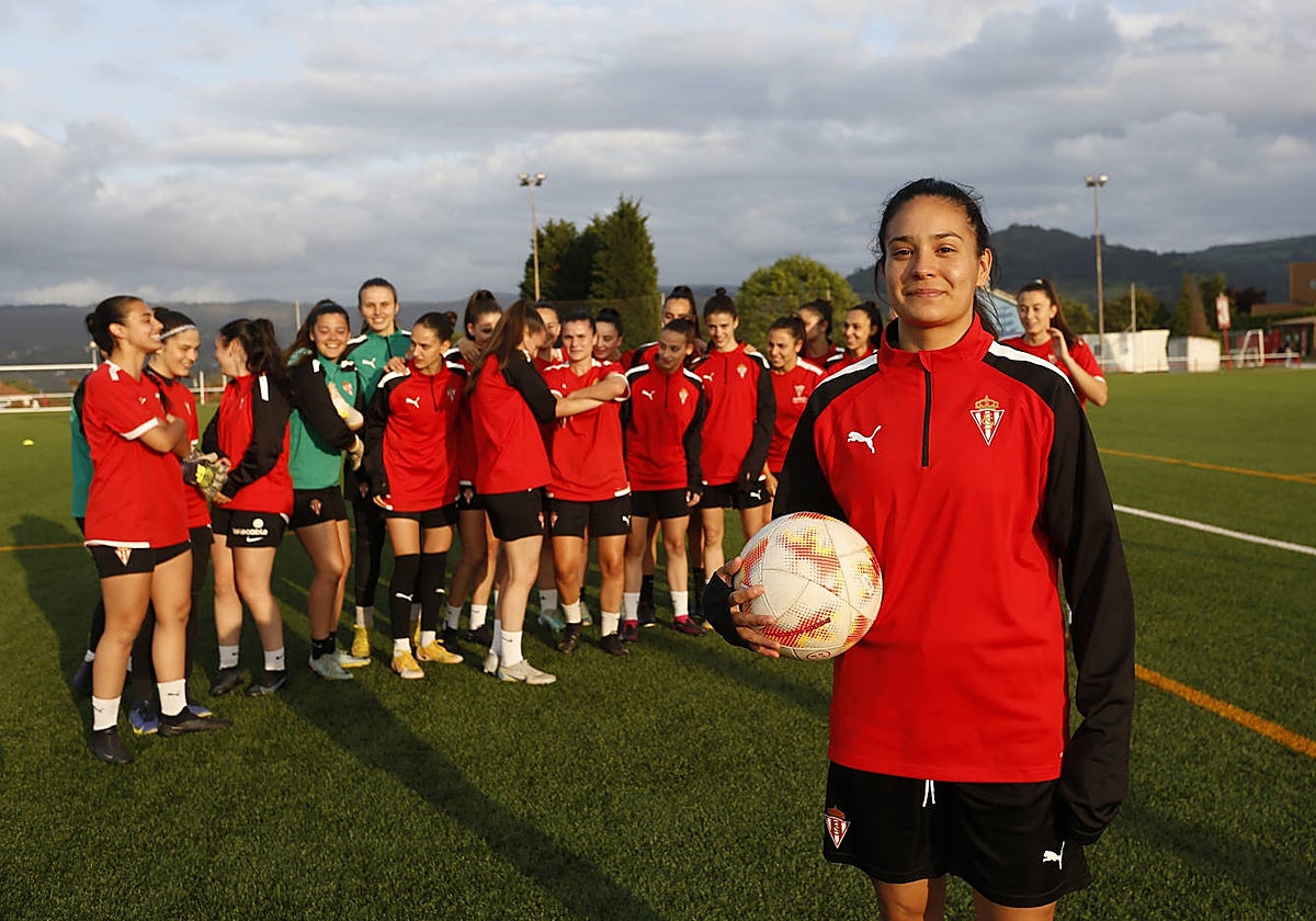 Lourdes Lezcano en un entrenamiento con el Sporting de Gijón en Mareo.