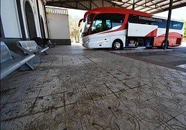 Imagen de archivo. Un autobús en una dársena de la estación frexnense.