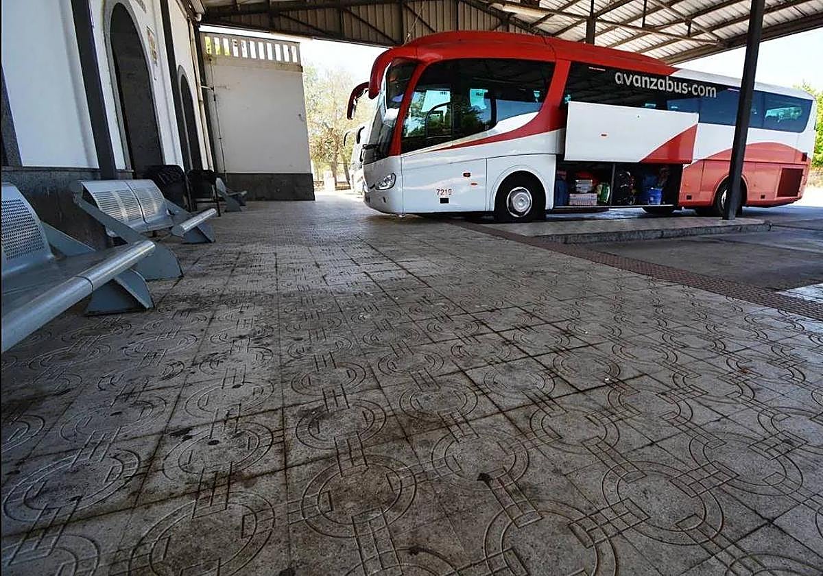 Imagen de archivo. Un autobús en una dársena de la estación frexnense.
