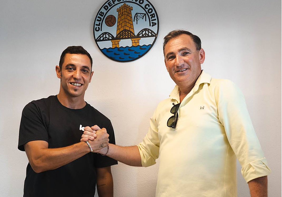 Nando Copete, junto al presidente del Coria, Aurelio Gutiérrez.