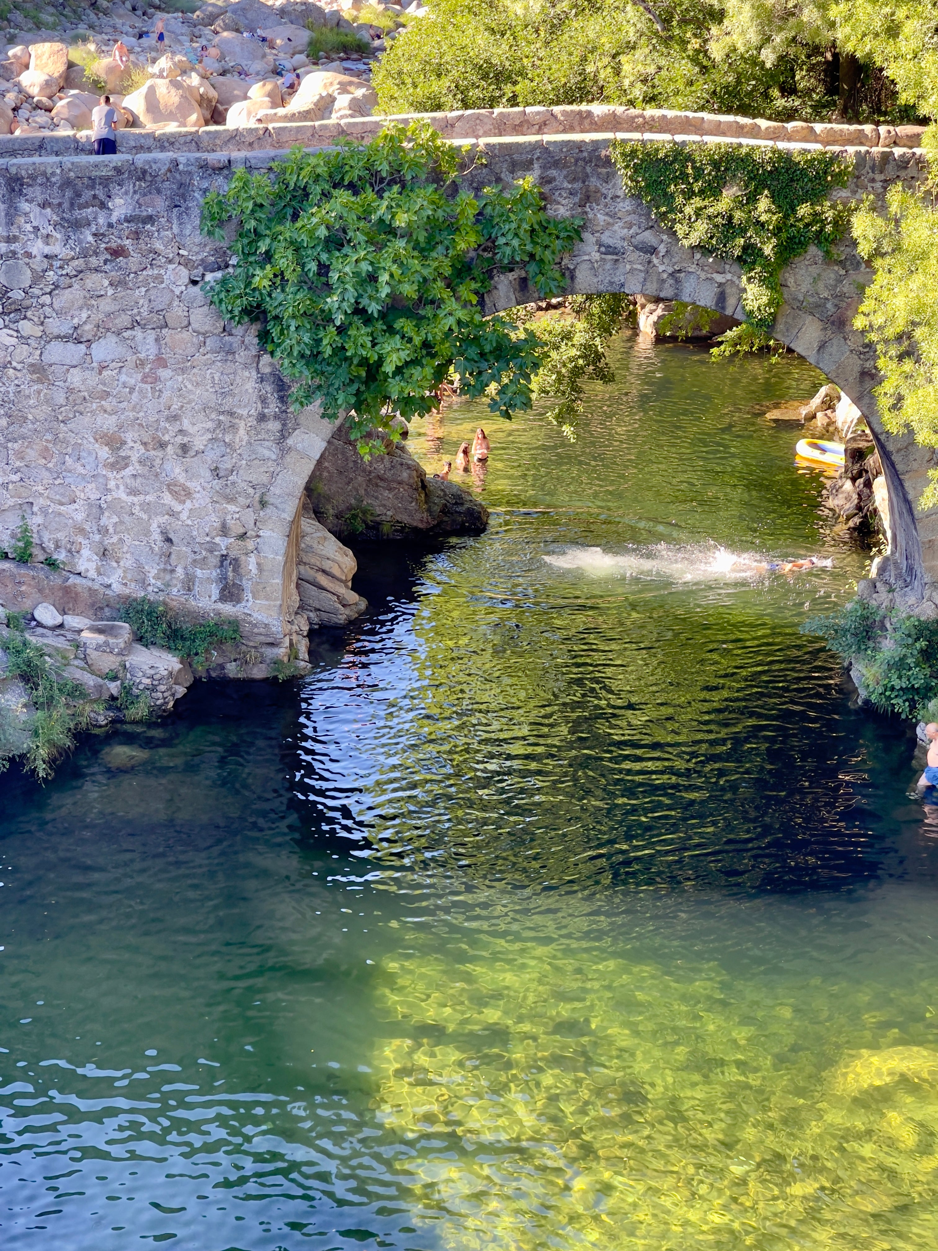 El puente. Es medieval de dos ojos. A. A