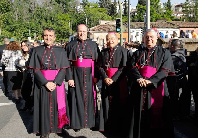 El nuncio del Papa, segundo por la derecha, durante su estancia en Cáceres la pasada primavera con motivo de la bajada de la Virgen de la Montaña.